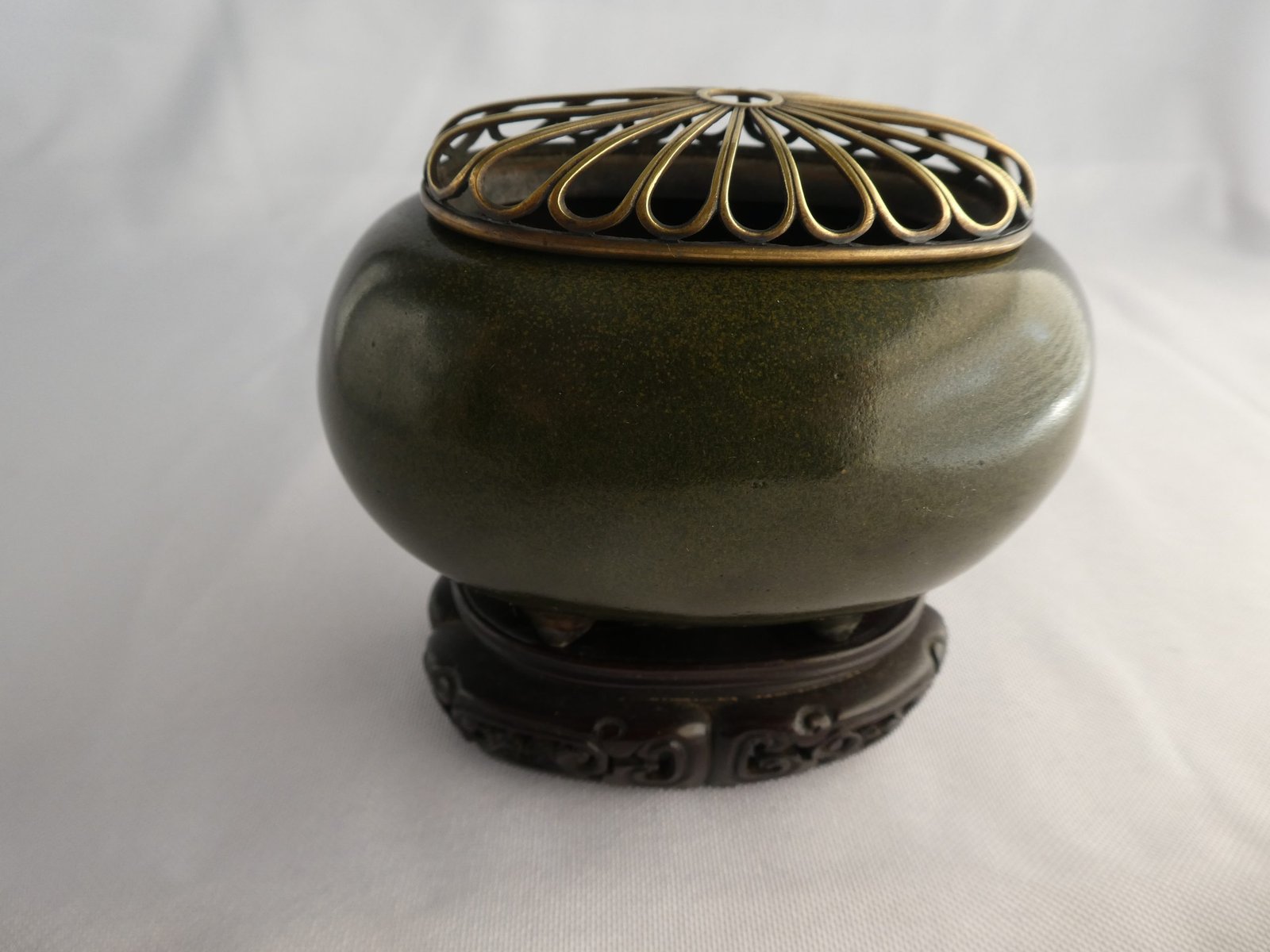 Song dynasty Chinese censer with Silk Purse and wooden presentation box