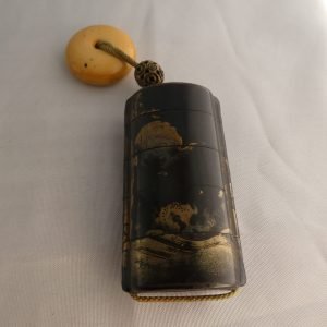 Japanese Edo period "Inro" case with ivory "manju" netsuke (toggle) 4 compartments.