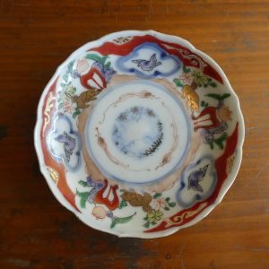 Japanese Early Edo period plate with bird and foo dog designed in gold.