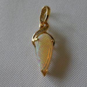 Opal 18K gold pendant with diamonds
