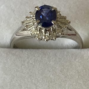 Platinum ladies ring with sapphire and diamonds